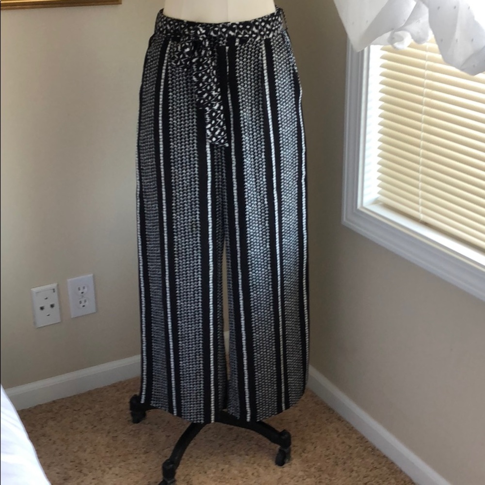 NWT Wide leg GEO Print Pants Size S